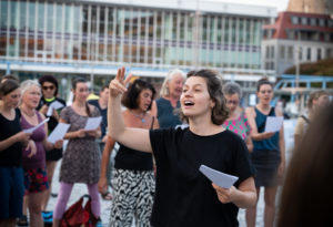 Offene Probe auf dem Altmarkt im Rahmen von DIE KUNST, VIELE ZU BLEIBEN, August 2024, Foto: Marco Prill