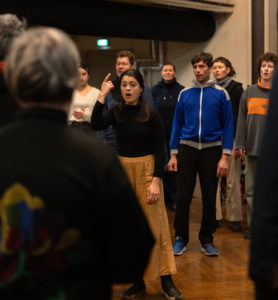 Beatriz Picas unterrichtet als Gastlehrerin im Zentralwerkchor portugiesische Lieder, November 2025Foto © Selin Acarbaş