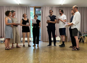 Das Ensemble Geteiltes Lied singt Volkslieder nach Vicončaij als Gast beim Werkstattkonzert von Mravalo in Dresden Bühlau 15.08.2025, Foto: Lars Schimmelpfennig