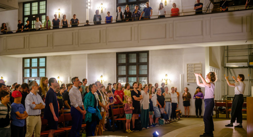 Und jetzt alle im Chor! Singen zum Schaubudensommer 2025 Marieluise Herrmann, Jakoba Schönbrodt-Rühl, Dreikönigskirche, Foto: André Wirsig